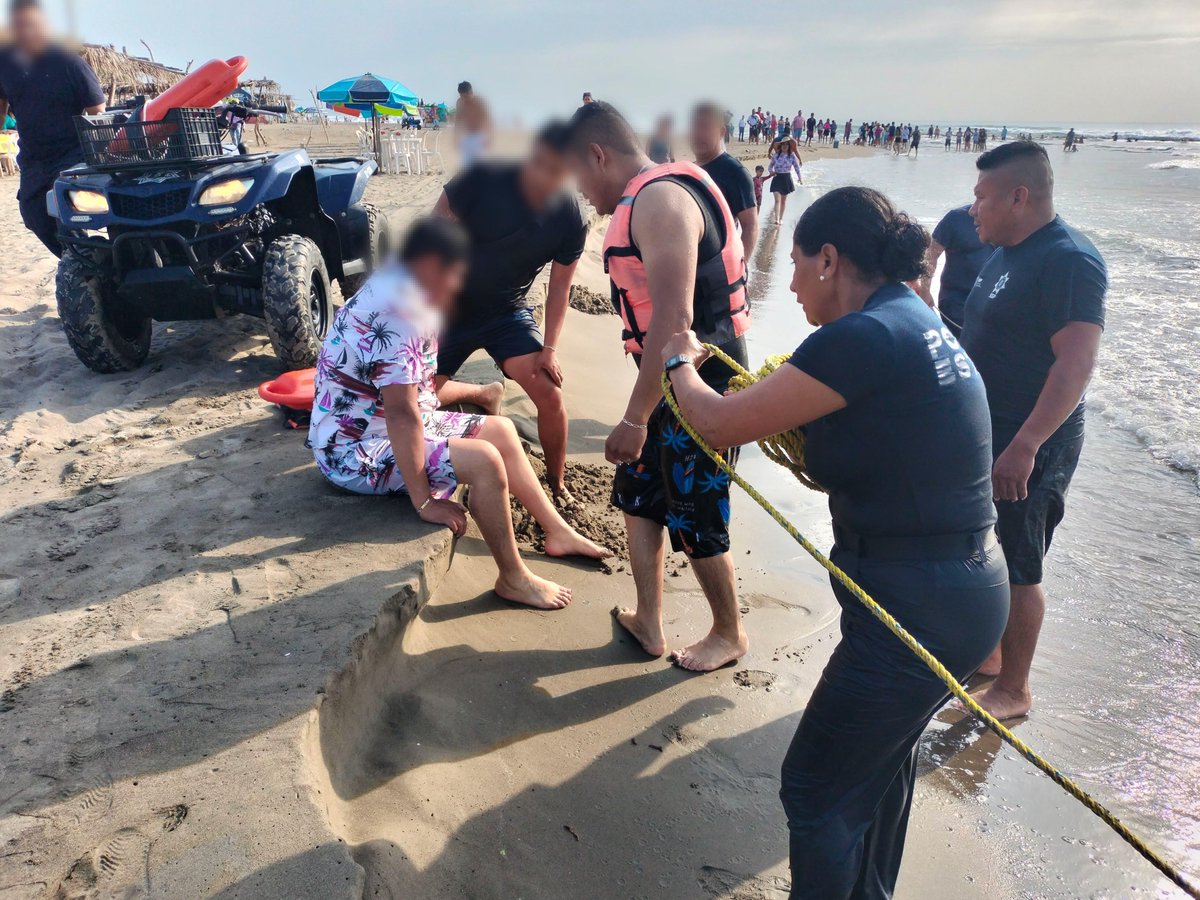 SP_Veracruz's tweet photo. 📢 #Entérate | En #ÚrsuloGalván, personal de la Unidad Marítima rescató a 2 personas arrastradas por la corriente. 🌊

Ambas recibieron primeros auxilios y están a salvo.
📲 Ante emergencias, llama al ☎️ 911.

Nuestra misión es preservar tu seguridad. ❤️ https://t.co/EhfRtyscm0