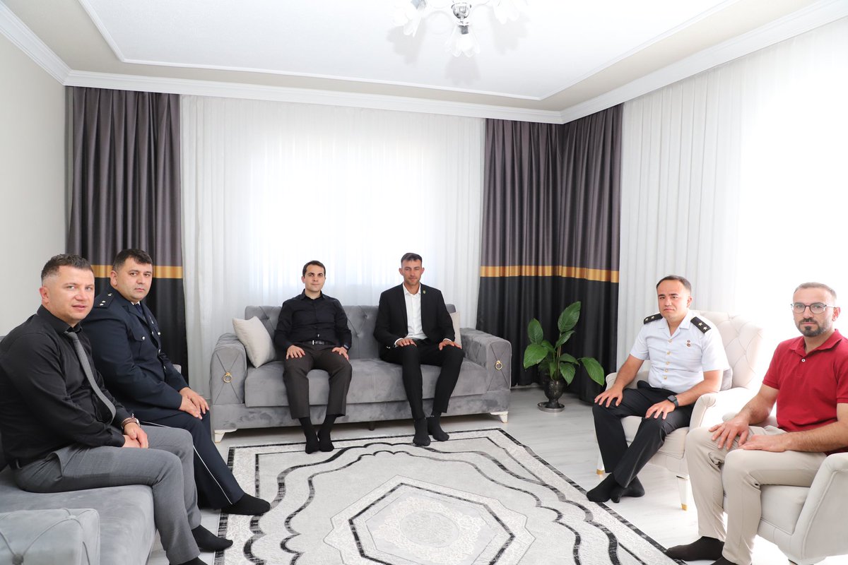 Sulusaray Kaymakamlığı (@ssaraykymkmligi) on Twitter photo 🎗️ Şehit Ailelerine Bayram Ziyareti
Kaymakamımız Sayın Emre ARSLAN, İlçe Jandarma Komutanı J. Ütğm. Ali DURAN, İlçe Emniyet Amiri Hüseyin BİLGİN ve SYDV Müdürü Hakan ALKAN şehit yakını ve gazilerimizi ziyaret ederek bayramlarını kutladı.
<a href="/emre_arslan25/">Emre Arslan</a> 🎗️ Şehit Ailelerine Bayram Ziyareti
Kaymakamımız Sayın Emre ARSLAN, İlçe Jandarma Komutanı J. Ütğm. Ali DURAN, İlçe Emniyet Amiri Hüseyin BİLGİN ve SYDV Müdürü Hakan ALKAN şehit yakını ve gazilerimizi ziyaret ederek bayramlarını kutladı.
<a href="/emre_arslan25/">Emre Arslan</a>