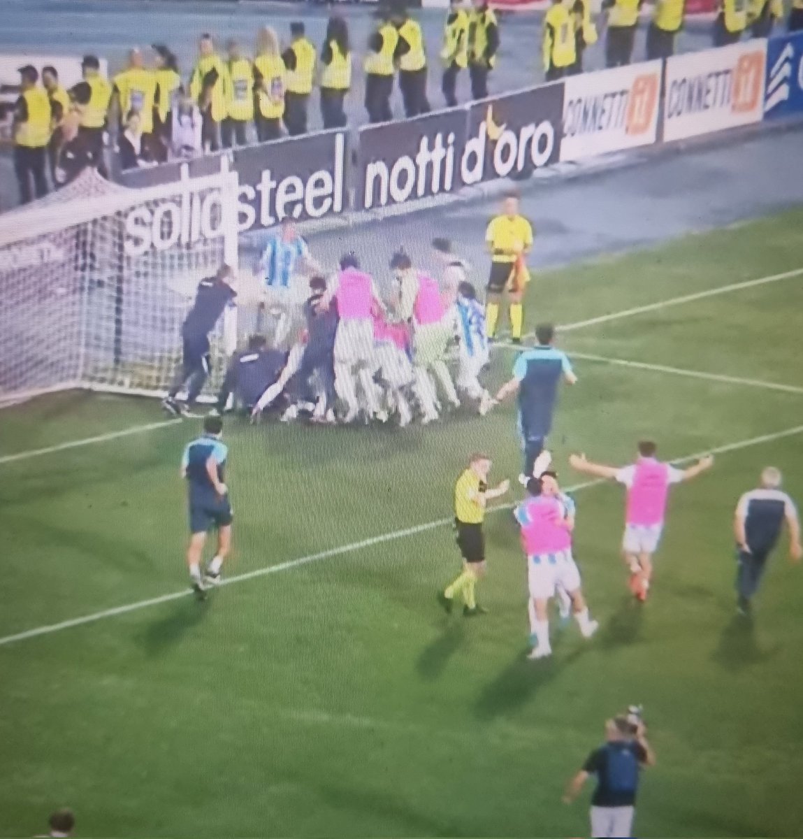 FOLLIA A PESCARA.
Plizzari si strappa ai supplementari immolandosi parando un tiro, gioca zoppo tutto il 2 tempo supplementare. 
Para 3 calci di rigore (il terzo pauroso) e porta il Pescara in Serie B.
Romanticismo totale.