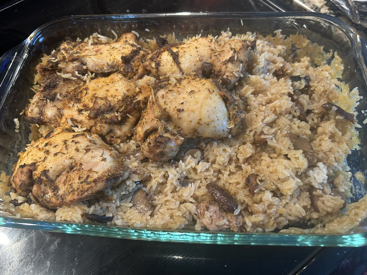 JreSeawolf's tweet photo. Missing everyone in New Jersey, but home cooking helps a bit. Oven baked chicken, rice, and mushrooms. 😋

#CookingWithJRE https://t.co/9ZiXCd595S