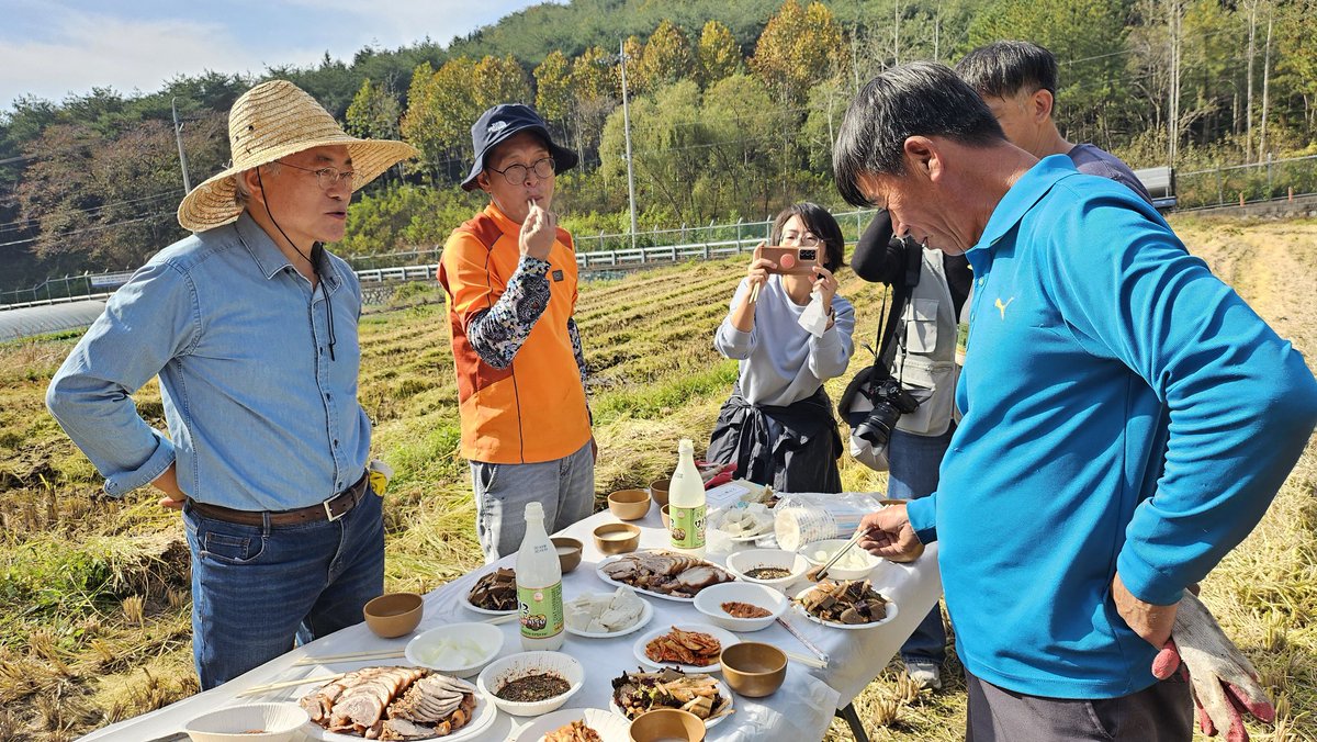 평산마을입니다.

워이~워이~
중화를 좀 시켜볼까요?
23년도 가을추수 날에 풍경 중..
토리와 전 마을지도자 형님~
옛 사진들을 보다 올려봅니다~

#평산마을
#평산책방
#가을추수
#토리
#문재인대통령님

올 모심기는 함께 못하셨는데 올 추수는 모셔볼까?
토리 뒤를 이어 다운이까지~