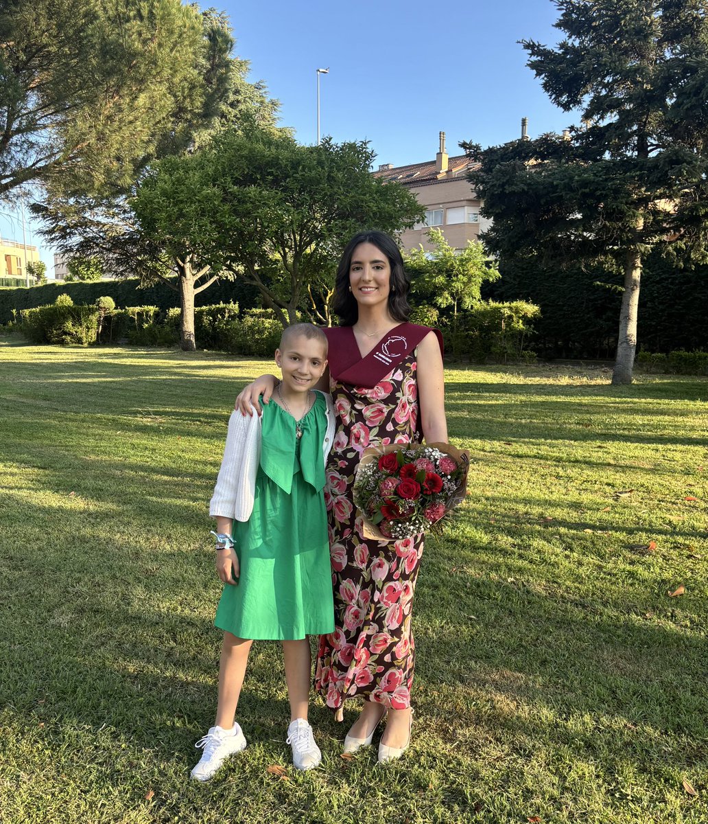 mariacmpfg's tweet image. ❤️ ❤️ ❤️ ❤️ 
Tata ayer te graduaste.Pero para mí, significa mucho más, no solo porque te he visto luchar cada día sino porque has estado a mi lado en cada momento, sin dejar de ser mi apoyo, mi risa en los días difíciles y mi ejemplo siempre.
Te quiero muchísimo.❤️
