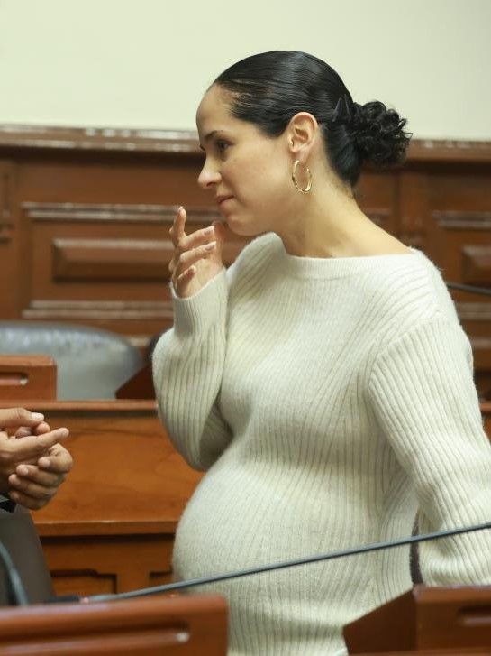 justicierope's tweet image. Sigrid Bazán te obligó a abortar y ahora ella espera a su primer bebé. ¡Despierta, idiota!