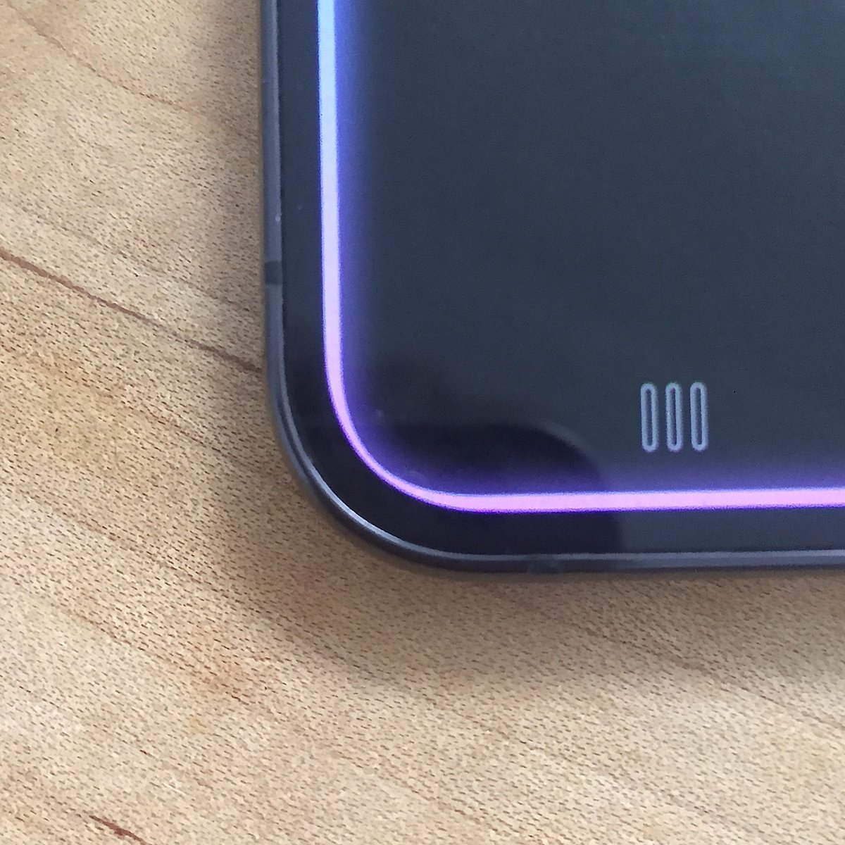 "Dad, what's enshittification?"

Well, it's like how Samsung just slapped this basic rounded corner on the edge glow, instead of matching the C2-continuous squircle of the physical screen. Apple never would've allowed this... a decade ago.