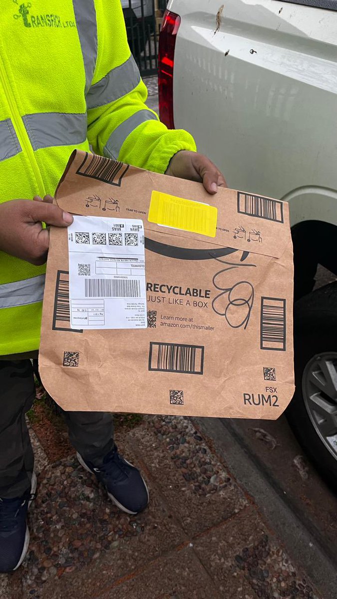 aleconsultic's tweet photo. Señores @chileexpre77855 @Chileexpre71757 que acaso no hay control de calidad y me vienen a entregar un sobre abierto y vacío… no lo entiendo y señores @amazon no son capaces de embalar artículos delicados como corresponde? Ya no se puede confiar en nadie. #ladrones #SERVICIO https://t.co/bCCpLU3Mgn