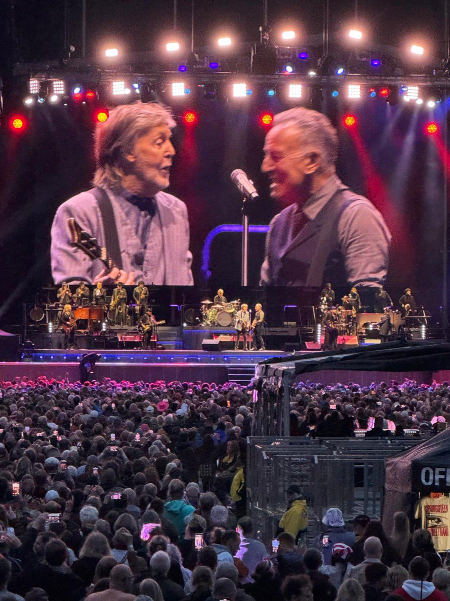 missmills68's tweet photo. Omg he only went an brought out Sir Paul McCartney ❤️ sang Beatles songs together! Incredible 🎶🎶 @springsteen @PaulMcCartney #TheBoss https://t.co/lQu2BqjvvH