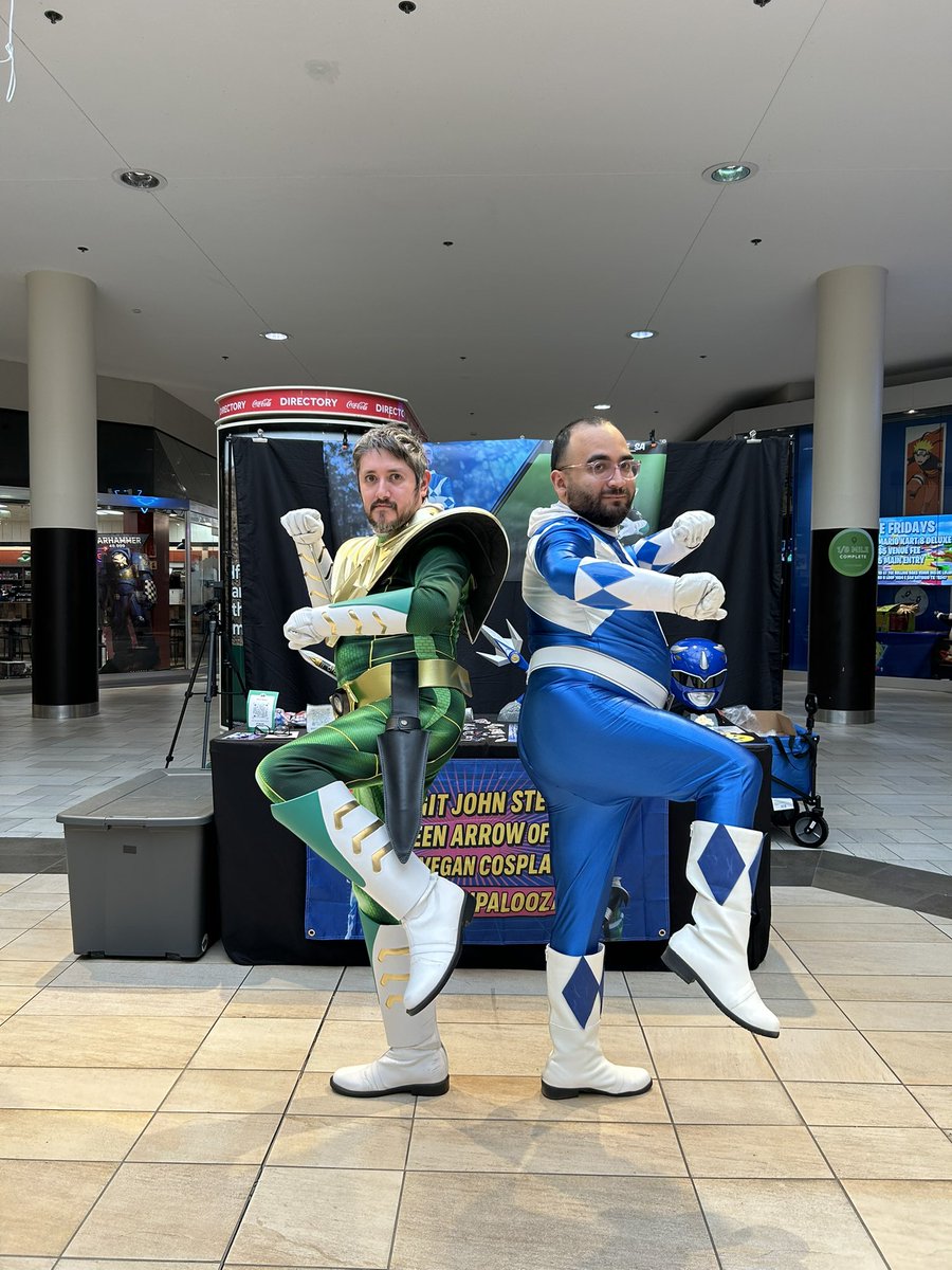 Cartoonpalooza at Rolling Oaks Mall was a blast from the past! I got to cosplay guest alongside with Green Arrow of SA (on Instagram). My cosplay today was Blue MMPR Ranger 🔵⚡️🟢 

#cosplay #powerrangers #nostalgia