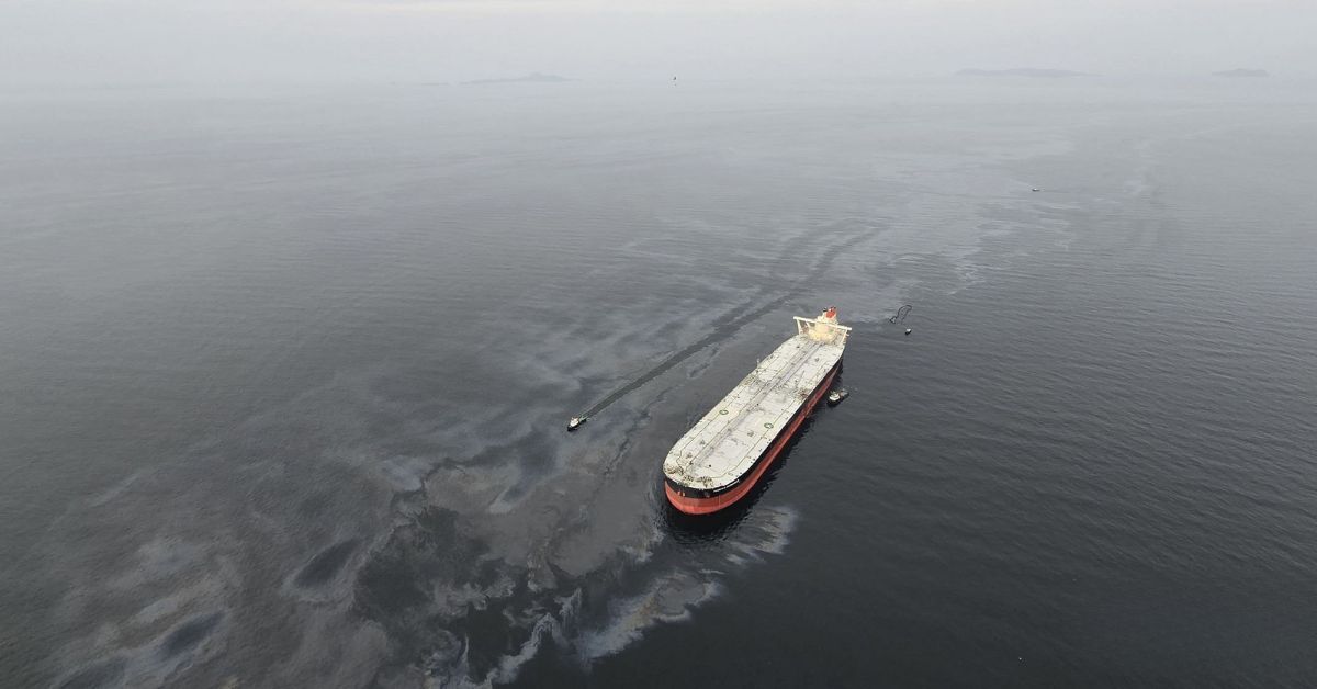 20,000 Litres Of Oil Spilled Into Gulf Of Thailand After Supertanker Disconnects From Pipeline 

Read the news here 👉marineinsight.com/shipping-news/… 

#OilLeak #GulfofThailand #Supertanker #Tanker #Pipeline #Maritime #MarineInsight #Merchantnavy #Merchantmarine #MerchantnavyShips