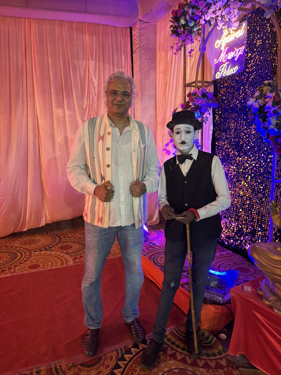 kunal492001's tweet image. पारिवारिक मित्र के यहाँ विवाह समारोह के दौरान चार्ली चैपलिन के साथ।😍 #kunalshuklaofficial #raipur #chhattisgarh #india #reception #marrige #friend #charliechaplin