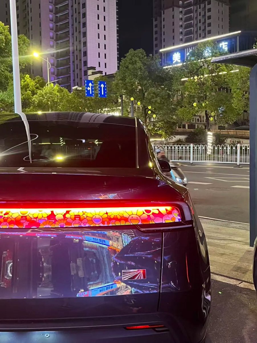 DriveGreen80167's tweet photo. Sunflowers at night, inspired by Takashi Murakami
The refreshed Tesla Model Y debut edition sports the sunflower decal🌻✨
#Sunflower #Tesla #TeslaModelY $tsla #China #TeslaOwner #RefreshedTesla #TakashiMurakami #EVArt https://t.co/Bosv25XxuV