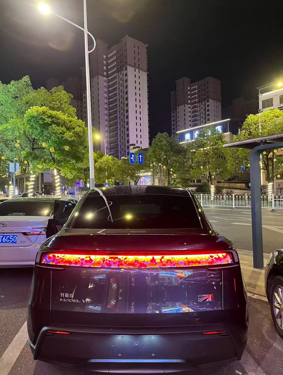 DriveGreen80167's tweet photo. Sunflowers at night, inspired by Takashi Murakami
The refreshed Tesla Model Y debut edition sports the sunflower decal🌻✨
#Sunflower #Tesla #TeslaModelY $tsla #China #TeslaOwner #RefreshedTesla #TakashiMurakami #EVArt https://t.co/Bosv25XxuV