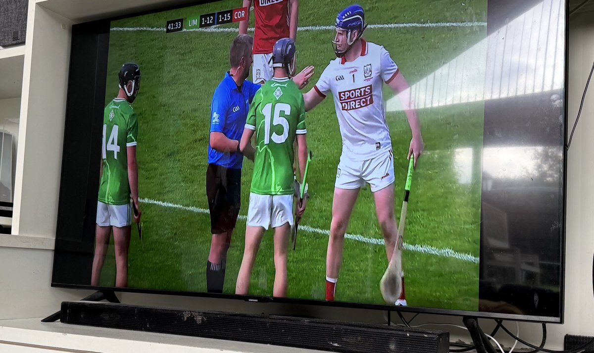 getoffthehill's tweet photo. I thought I knew the rules of hurling, but apparently I don’t 😂😂 

What’s a free and what’s not 🤷🏽‍♂️😂

#MunsterFinal #Cork #Limerick #PatRyan https://t.co/ClWUUXySzG