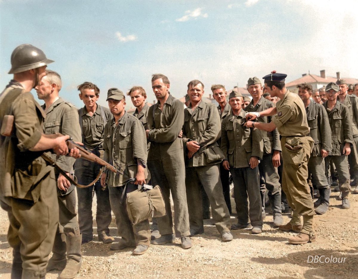 colour_history's tweet image. French soldiers (which included Senagalese) keep German prisoners of war in line, Hyères, southeastern France. 22 August 1944.