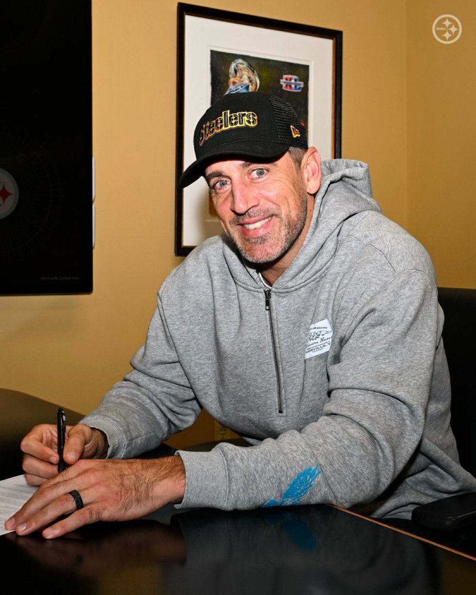 #Steelers Aaron Rodgers puts pen to paper #herewego ✒️
