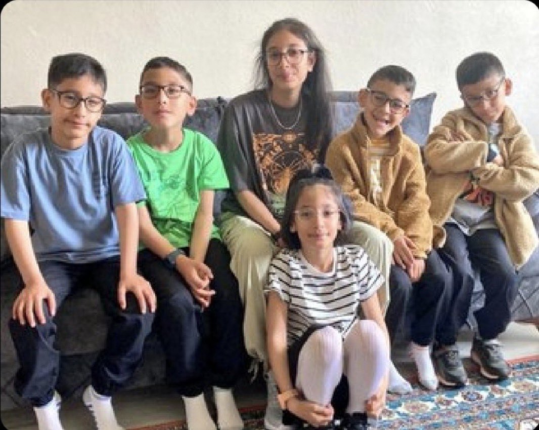 odakdunyam's tweet photo. Hukuksuzluklar ve uygulanmayan AİHM kararları yüzünden Arslan ailesi darmadağın oldu. 

Nurcan ve Abdülkadir Arslan, 1 yıl 8 aydır cezaevinde. 

Aralarında ciddi sağlık sorunları olan 6 çocuk, bu bayramı da anne-babasız geçiriyor.

#HerkesİçinBayram https://t.co/dW1IjoWEQ6