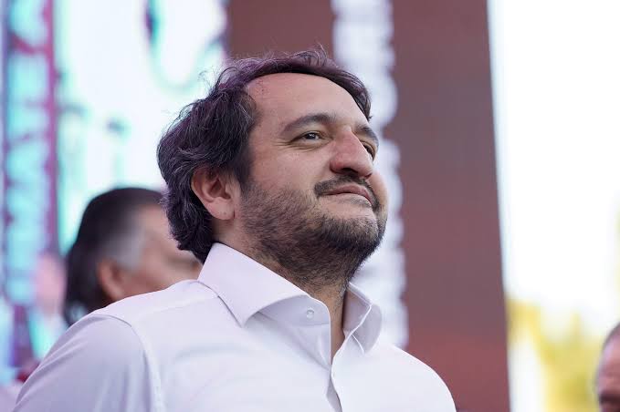 Este tipo representa la casta más asquerosa y abominable del ser humano. Es la imágen viva del vulgo, envidioso, rencoroso, resentido, inculto, mentiroso, cobarde, insolente, desvergonzado, vicioso, tramposo y vago. Ninguna persona decente le debe estrechar la mano a un ser tan