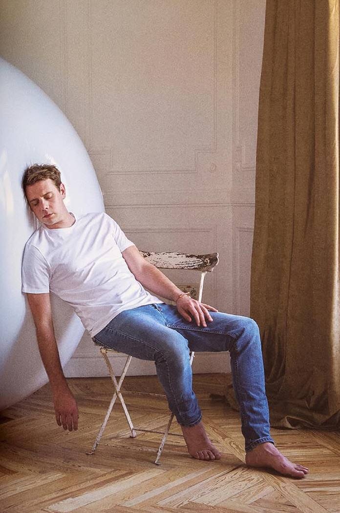 Jonathan Anderson e suas ideias para além das coleções. Novo diretor criativo da Dior, o estilista britânico carrega uma visão que ultrapassa o vestuário e desafia a lógica de produção em massa — com espaço para cultura, narrativas e transformação. 
harpersbazaar.uol.com.br/moda/jonathan-…