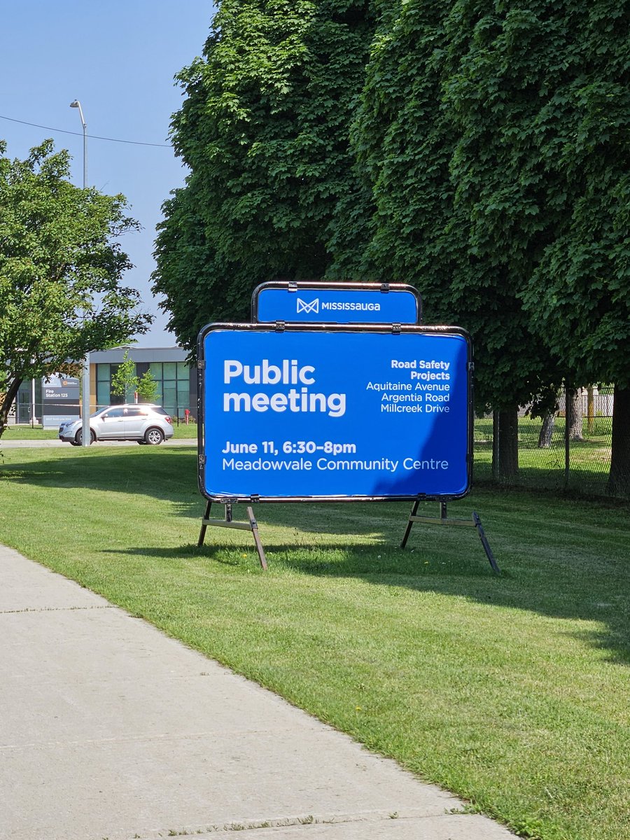 nataliehhhh's tweet image. Come out and show support for safe cycling infrastructure in Mississauga on June 11 at Meadowvale CC. Drivers sheared off 8 floppy poles on this stretch of 'protected' bike lanes on Argentia east of Winston Churchill. 🚴🏼🚴🏾‍♂️🚴🏿‍♀️