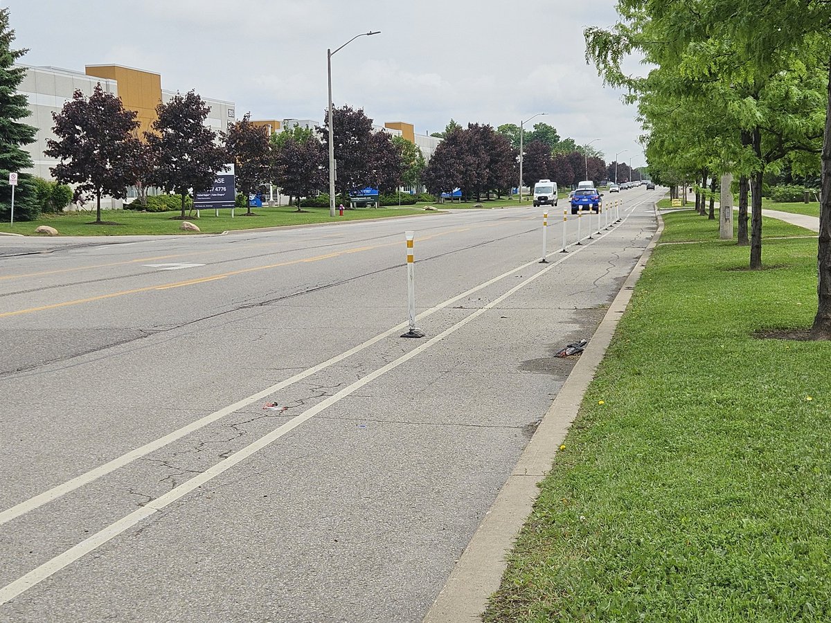 nataliehhhh's tweet image. Come out and show support for safe cycling infrastructure in Mississauga on June 11 at Meadowvale CC. Drivers sheared off 8 floppy poles on this stretch of 'protected' bike lanes on Argentia east of Winston Churchill. 🚴🏼🚴🏾‍♂️🚴🏿‍♀️