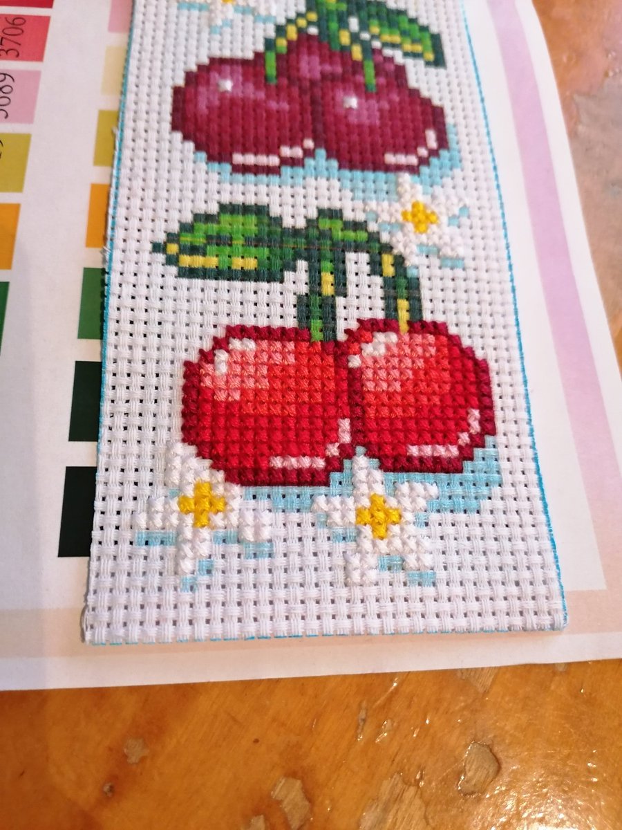 Mit dem Kit zu arbeiten ist so viel einfacher 😭
Wenn man die Basics erst einmal raus hat läuft es.
#Handarbeit #Kreuzstich