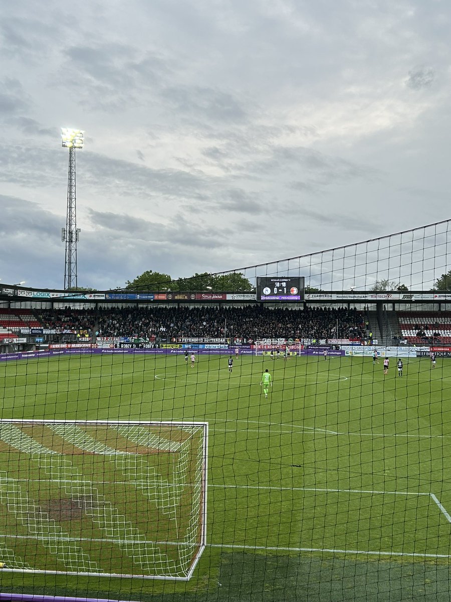 Wellicht idee om die netten weg te halen achter de goals? <a href="/SpartaRotterdam/">Sparta Rotterdam</a> #spafey
