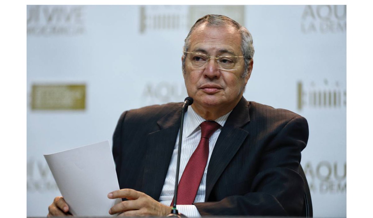 PANCARTA1992's tweet photo. #ElDescaro| Ivรกn Name, el expresidente del Senado por el @PartidoVerdeCoL capturado por recibir dinero para apoyar reformas, reformas de las cuales nunca apoyo Name. @IvanNameVasquez, recluido en La Picota, sigue recibiendo casi 50 millones de pesos de honorarios del @SenadoGovCo https://t.co/crQaEzMDwU