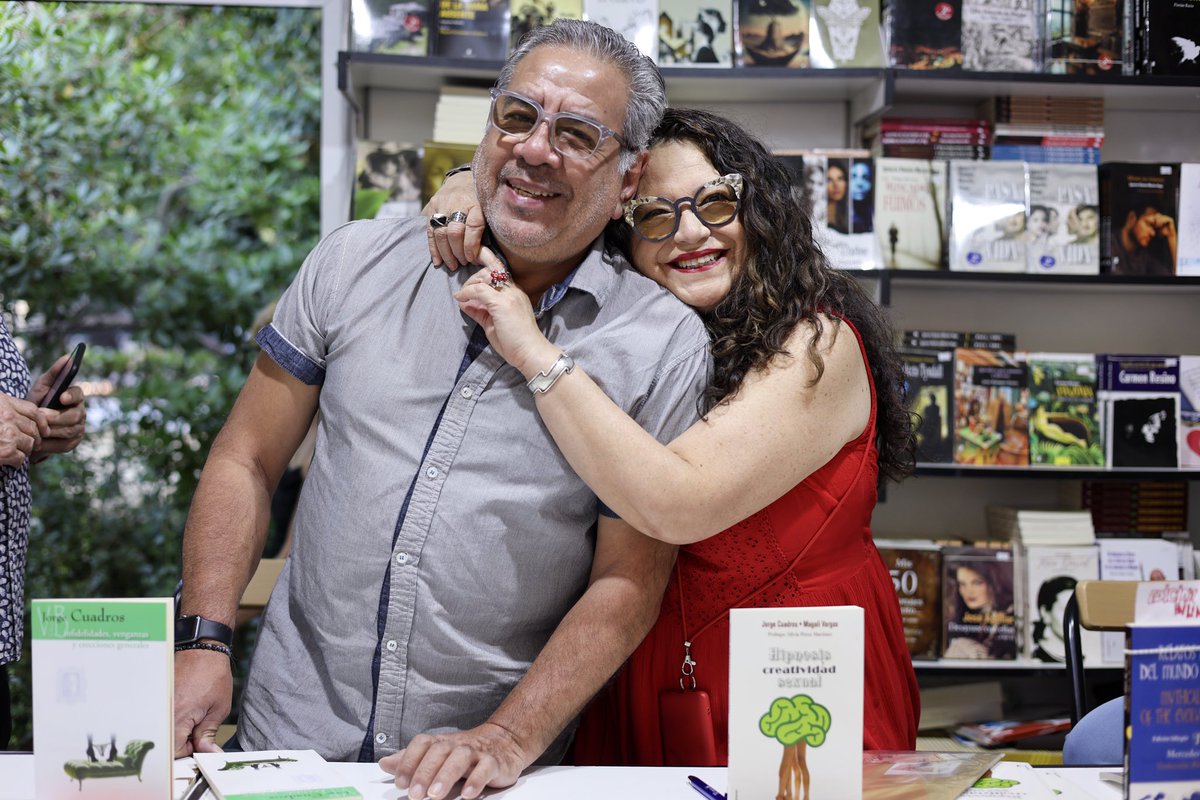 CuadrosJorge's tweet photo. Imágenes de la firma de ayer en la Feria del Libro, en la caseta 297 de Grupo Éride, con Magali Vargas, por cortesía de la artista Isabel Wagemann. ¡Y mañana domingo 8 vuelvo a la 297, acompañado del escritor Miguel Fernández-Pacheco! De 19:00 a 21:00. No os lo podéis perder. https://t.co/bEWA4yPwvl