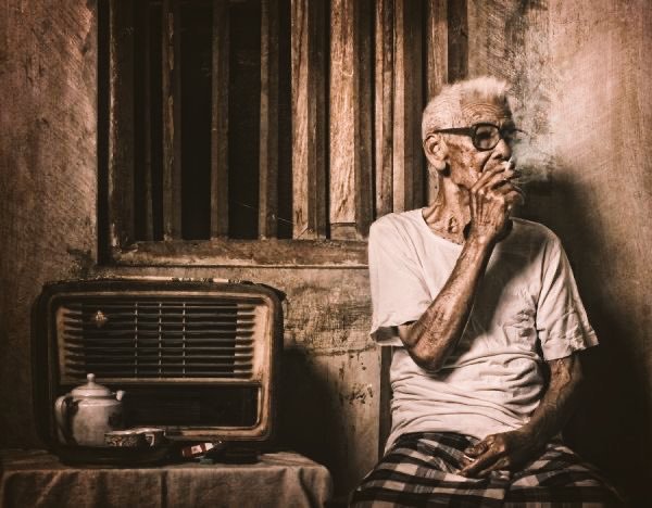 RaghuJAT01's tweet image. बातें जो मैं #कह #न सका
बातें जो तुम #सुन न सकी
उन्हें #लिखता रहा मैं
अपने कमरों की #दीवारों पर।

मैं सो भी गया #रातों में,
दीवारें करती रहती हैं वो
सारी #बातें,
बातें जो मैं तुमसे #कह न सका,
बातें जो मेरी तुम #सुन न सकी।”
✍️  रघु 🌿🔥❤
#बज़्म