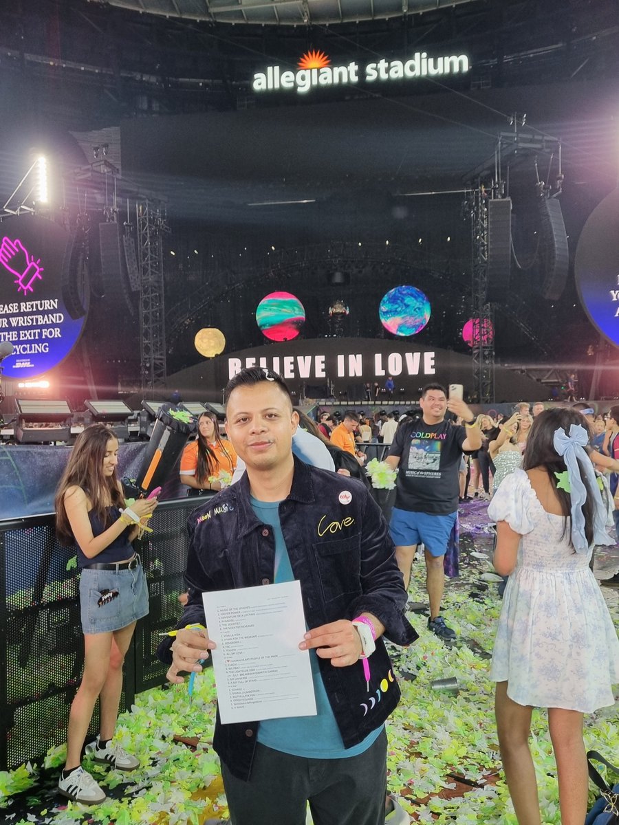 eddie0942's tweet photo. About last night: I had a very special moment during the concert, one I'll always remember in my heart. I feel immensely happy and grateful to Jonny Buckland, the rest of the band, and their entire crew! #Coldplay
#ColdplayLasVegas N1 #MusicOfTheSpheresWorldTour 
🥹♾️🪐🌙🎶🎸 https://t.co/XqoL7tYTng
