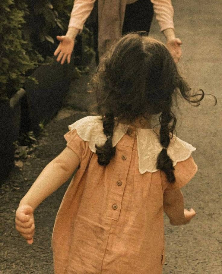 "

إذا طلب أحدٌ منك المساعدة، 
فاعلم
 أنه طلب العون من الله، 

وأعطاه اللهُ عنوانك، 
وأدار اتجاهاته التائهة نحوك، 

فلا تردَّه فما أتاك 
إلا ليزيل عنك جزءًا من خطاياك 
فأنت المنتفعُ الأول، 

لا تظن أن الوقت
 الذي يمضي في نفعه هو له، 

بل هو لك.

"🍃……….