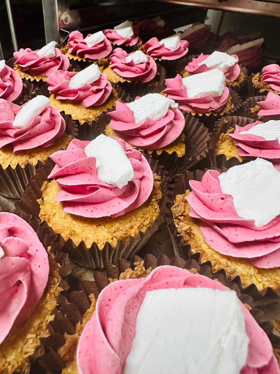 Strawberry meringue pupcakes today! #prettyinpink #strawberry #meringue #etonmess #pupcakes #cupcakes