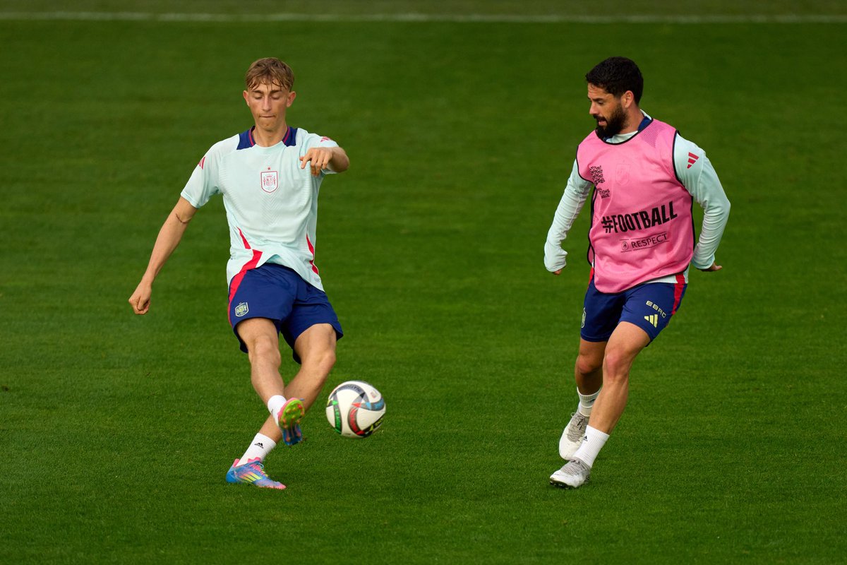 SEFutbol's tweet photo. ⏰ En poco más de 24 horas estaremos saltando al campo para disputar OTRO TÍTULO.

#VamosEspaña | #NationsLeague https://t.co/FbTlFHImIF