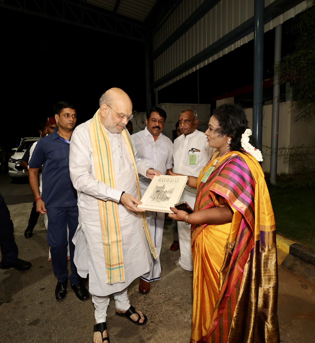 AmitShah's tweet image. Reached Madurai, Tamil Nadu.

Keen to meet the vibrant karyakartas of the @BJP4TamilNadu in various organisational programs scheduled for tomorrow.

தமிழ்நாட்டில் மதுரை வந்தடைந்தேன்.

நாளை திட்டமிடப்பட்டுள்ள பல்வேறு அமைப்பு நிகழ்ச்சிகளில் தமிழகத்தின் பாஜக துடிப்பான நிர்வாகிகளை…