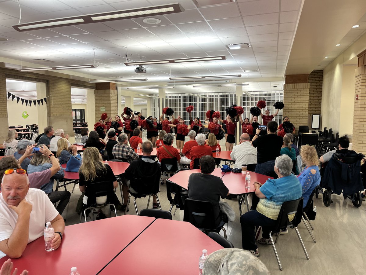 The class of 1975 is here for their 50th class reunion this weekend! This morning, they visited Lincoln High for a tour of their old stomping grounds. They even had a special welcome from the LHS cheerleaders! #GoLinks ⛓️