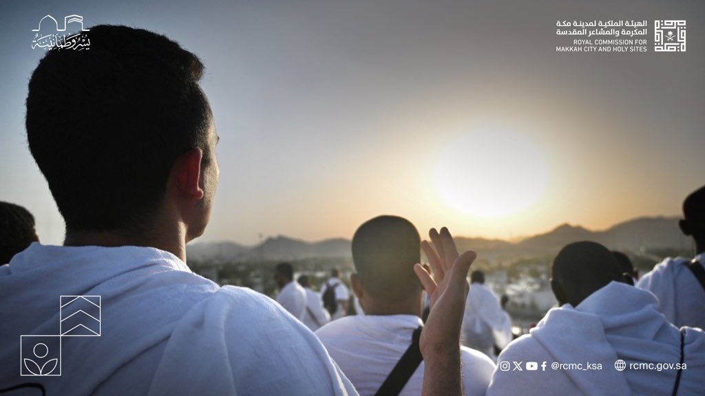 RCMC_KSA's tweet photo. أَمَا وَالَّذِي حَجَّ الْمُحِبُّونَ بَيْتَهُ وَلَبَّوْا لَهُ عِندَ الْمُهَلِّ وَأَحْرَمُوا  وَقَدْ كَشَفُوا تِلْكَ الرُّؤُوسَ تَوَاضُعًا لِعِزَّةِ مَنْ تَعْنُو الْوُجُوهُ وَتُسَلِّمُ  يُهَلِّلُونَ بِالْبَيْدَاءِ: لَبَّيْكَ رَبَّنَا لَكَ الْمُلْكُ وَالْحَمْدُ الَّذِي أَنْتَ تَعْلَمُ  دَعَاهُمْ فَلَبَّوْهُ رِضًى وَمَحَبَّةً فَلَمَّا دَعَوْهُ كَانَ أَقْرَبَ مِنْهُمُ��� تَرَاهُمْ عَلَى الْأَنْضَادِ شُعْثًا رُؤُوسُهُمْ وَغُبْرًا وَهُمْ فِيهَا أَسَرُّ وَأَنْعَمُ  وَقَدْ فَارَقُوا الْأَوْطَانَ وَالْأَهْلَ رَغْبَةً وَلَمْ يُثْنِهِمْ لَذَّاتُهُمْ وَالتَّنَعُّمُ

#يسر_وطمأنينة
#لبيك_والسبل_ميسرة