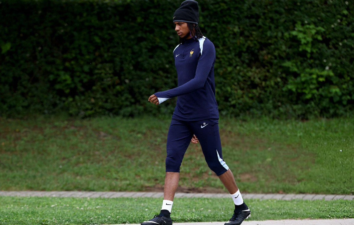 StopThatLeroy's tweet photo. 🇫🇷 https://t.co/cK5yF4rrZx