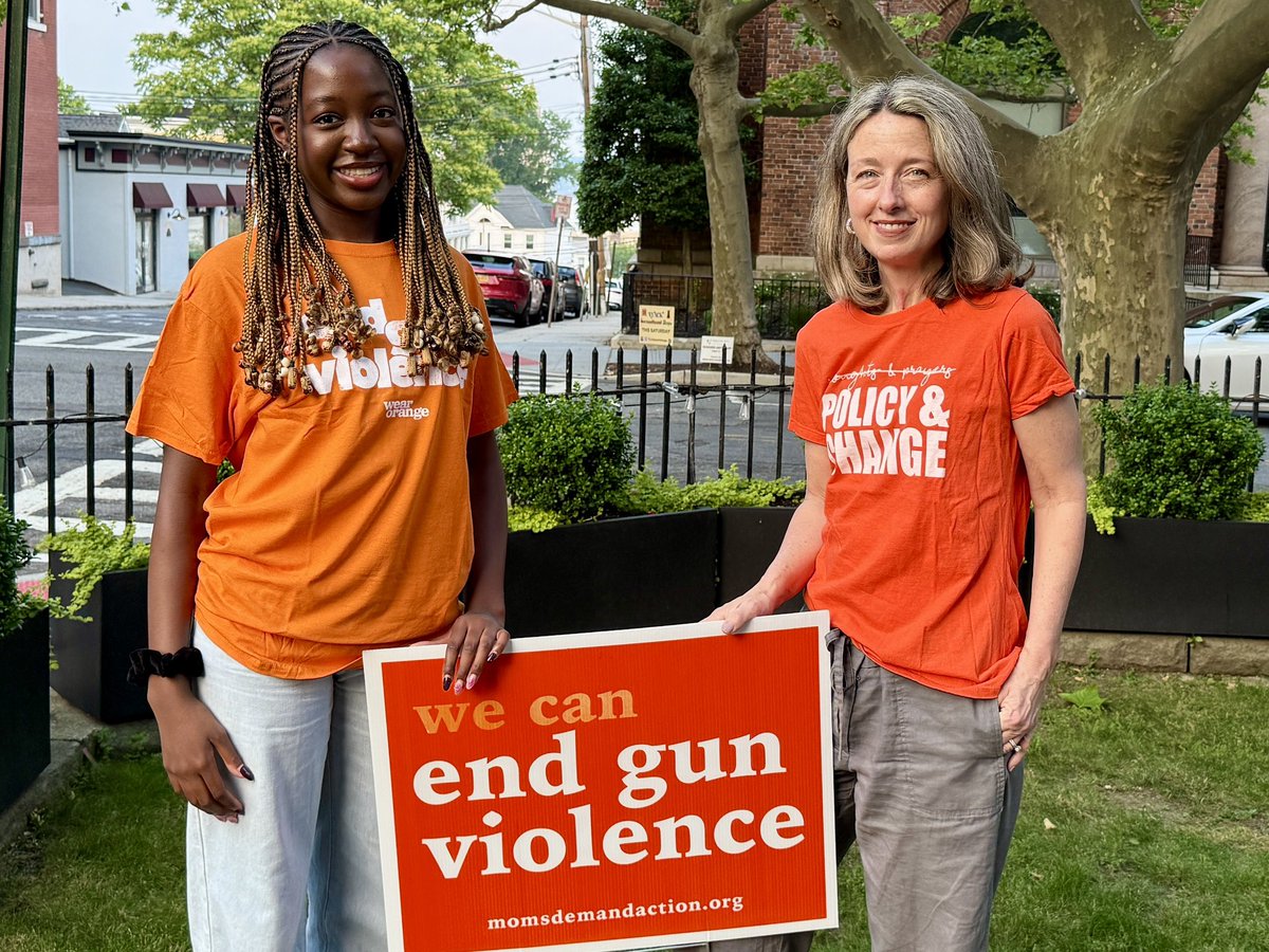 Everytown's tweet image. HAPPENING NOW: Coast to coast, communities are gathering at #WearOrange Weekend events to call attention to our nation’s preventable gun violence crisis and honor victims and survivors of gun violence.
Text ORANGE to 644-33 to find an event near you!