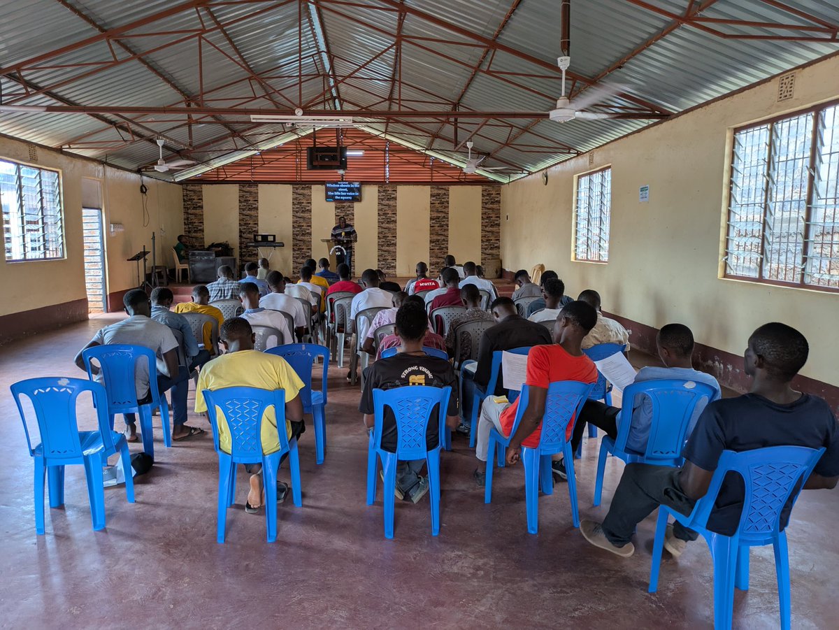 ChapelVoi's tweet photo. It was a joy to have men gather together to learn God's Word from Proverbs. They sang their hearts out, cooked, ate, and prayed together. God was glorified, men were edified. https://t.co/iHSlD8EKQu
