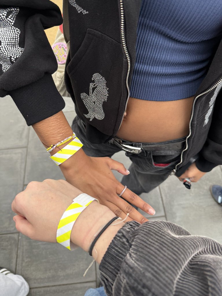 The Lorde Cult (@thelordecult) on Twitter photo Fans have started queuing for Lorde’s invite-only event. The event will be held at a large-scale nightclub in London.
📸: <a href="/whtev3rshewants/">emma 🌟🧚 iso gracie nyc + boston</a> Fans have started queuing for Lorde’s invite-only event. The event will be held at a large-scale nightclub in London.
📸: <a href="/whtev3rshewants/">emma 🌟🧚 iso gracie nyc + boston</a>