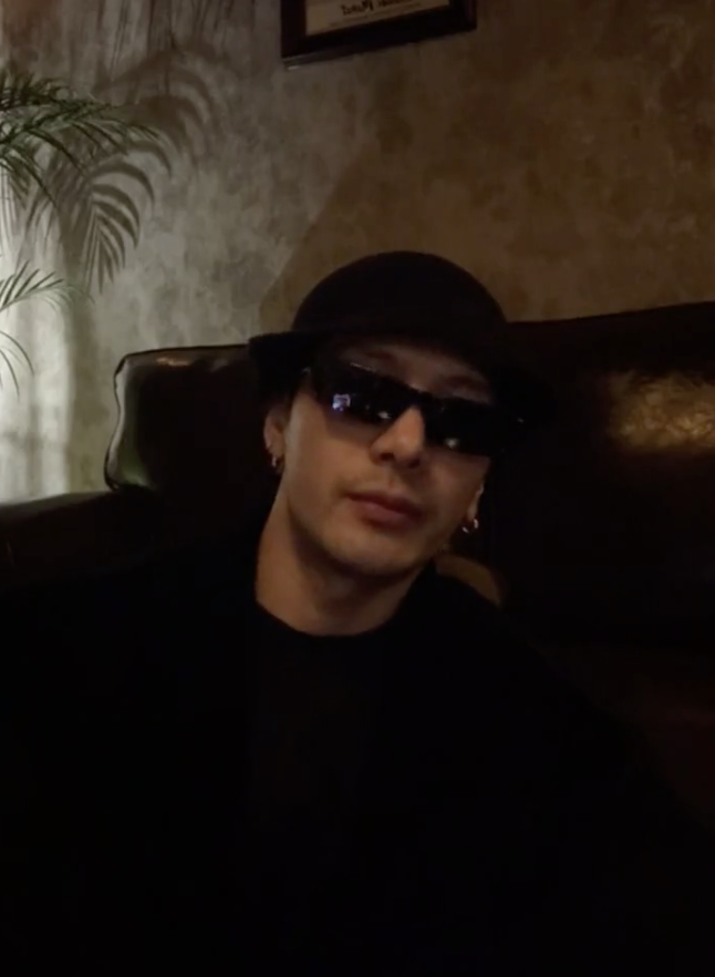 NinkMickey's tweet image. แปลไลฟ์ไอจี

จส: (บอกให้ทีมงานปิดประตู) หวัดดีทุกคน เป็นยังไงกันบ้าง ทุกคนได้ยินเสียงผมชัดมั้ย ไม่ได้มาไลฟ์นานแล้วก็เลยอยากมาติดต่อกับทุกคนบ้าง อยากรู้ว่าทุกคนเป็นยังไงกันบ้าง ตัวผมในช่วงนี้เหรอ ผมเพิ่งกลับมาจากแอลเอจากงาน HITC แน่นอนว่าก็มีเตรียม MagicMan 2 เตรียมงานไว้มากมาย…