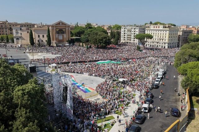 Fonti #Hamas parlano di due milioni e mezzo partecipanti alla manifestazione #pacifica del 7 giugno. 

Tra questi:
1.159.000 bambini
2.326.232 donne
5.727.001 giornalisti
12.321.000 medici
1 ebreo (Gad Lerner, picchiato)