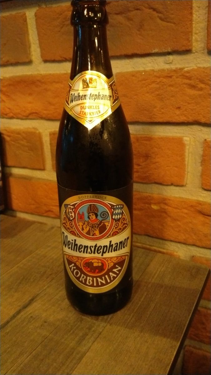 DaniElefantman's tweet photo. Ayer en casa de unos amigos me invitaron a una cerveza alemana. Como viví durante un tiempo en Alemania la disfuté #cervezza #Alemania #hacerfotos #botella https://t.co/1zvuvbFcSu