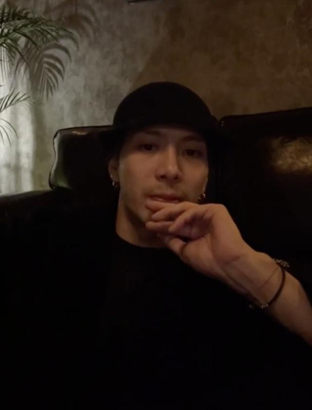 NinkMickey's tweet image. แปลไลฟ์ไอจี

จส: (บอกให้ทีมงานปิดประตู) หวัดดีทุกคน เป็นยังไงกันบ้าง ทุกคนได้ยินเสียงผมชัดมั้ย ไม่ได้มาไลฟ์นานแล้วก็เลยอยากมาติดต่อกับทุกคนบ้าง อยากรู้ว่าทุกคนเป็นยังไงกันบ้าง ตัวผมในช่วงนี้เหรอ ผมเพิ่งกลับมาจากแอลเอจากงาน HITC แน่นอนว่าก็มีเตรียม MagicMan 2 เตรียมงานไว้มากมาย…