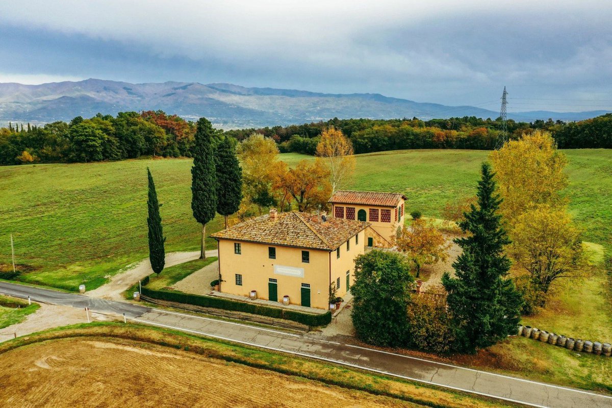 ¿Sabías que la casa y bodega de Sting y su esposa Trudy en la Toscana, Villa Il Palagio, fue construida en el siglo XVI y reconstruida en 1997? La finca tiene 350 hectáreas y se encuentra en las colinas, rodeada de viñedos del Chianti.
La pareja vive desde esa época en la finca.