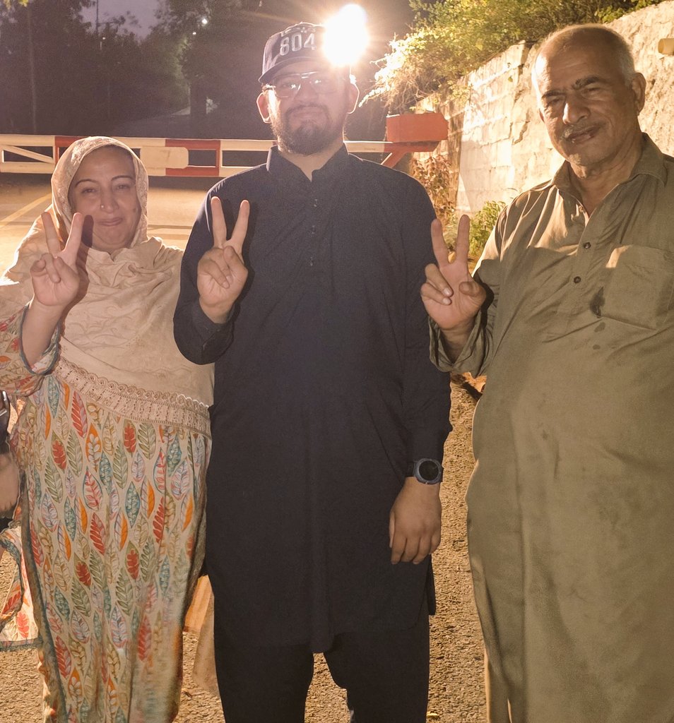 مرشد عمران احمد خان نیازی کی نگری بنی گالا کے باہر۔۔۔۔۔