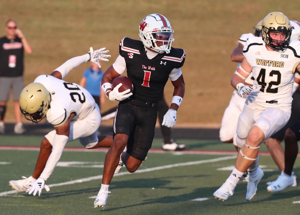 majaythompson12's tweet image. After good conversations with @CoachReisert & @TheCoachAlcorn I am blessed to receive an offer from @GWUFootball !!