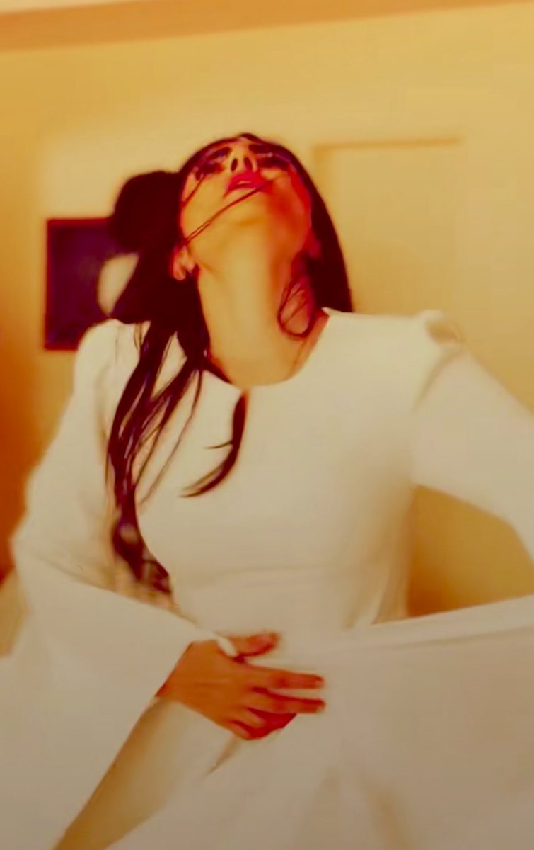 بين مِزاجَين..
وضعت قلبي في جانب واحد
بذاتٍ.. تشبه فكرة الجوع الأول
أصوم عنك..
وأتقاضى أجْر لَوْمك.

#لبنى_داود