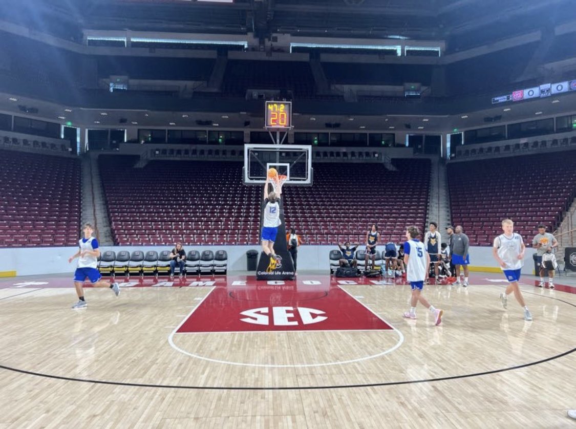 FMHSBball1's tweet photo. Live action from USC Team Camp. Thanks to all the Gamecocks coaching staff for a well organized and competitive camp. 
@GamecockMBB @FMYellowJackets @dwayne_hartsoe 
#WeAreFortMill https://t.co/nx3697NhAK