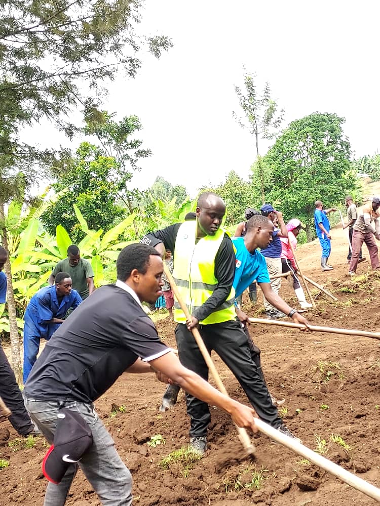 Urubyiruko rwo mu Murenge wa Byimana rwafatanyije n'abaturage mu gutunganya umuhanda mu rwego rwo kugira ngo utangirika,nyuma yaho urubyiruko rwashimiwe kubwo umuhate rwagaragaje.