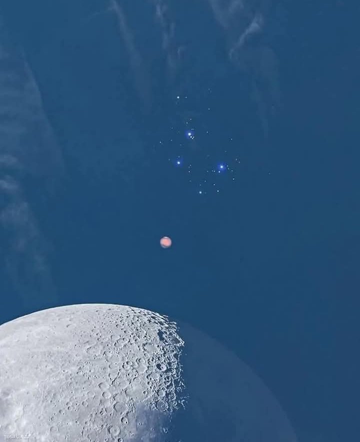 Luna, Marte y Pléyades en el cielo. 
#astronomy 

De: Ciencia Infinita